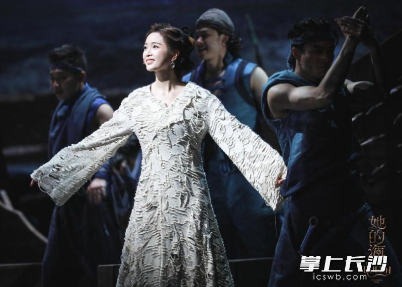 10月16日至17日,由吴宣仪、刘浩冉领衔主演的原创音乐剧《她的海》将在长沙梅溪湖国际文化艺术中心大剧院连演两场。均为 通讯员 尹栎晴 供图 10月16日至17日,由吴宣仪、刘浩冉领衔主演的原创音乐剧《她的海》将在长沙梅溪湖国际文化艺术中心大剧院连演两场。均为 通讯员 尹栎晴 供图