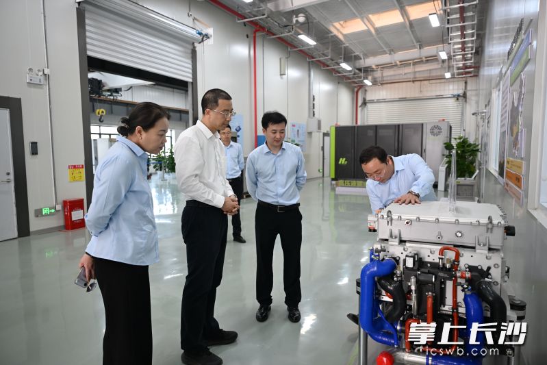 在湖南中联新能源科技有限公司了解企业业务布局、产品研发应用等情况。均为湘江早报全媒体记者 张圣贺 摄