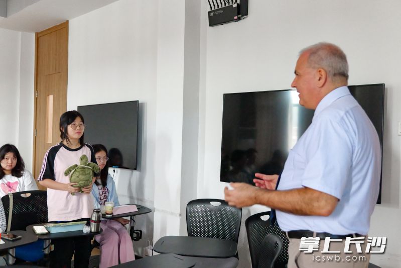 欧乐·德林在课堂上与学生互动。