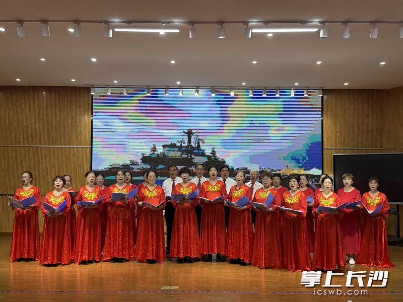 社区文艺骨干们的演出博得阵阵掌声。均为全媒体记者 周游 摄