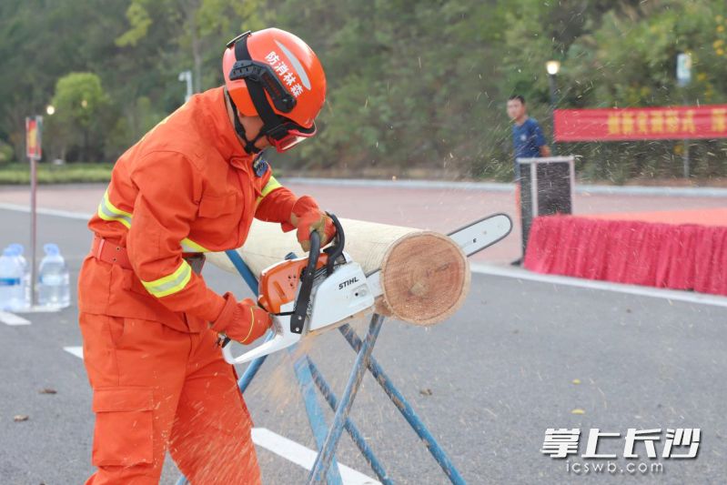 湖南湘江新区专业森林消防应急救援队队员实战经验丰富，在比试中表现亮眼。