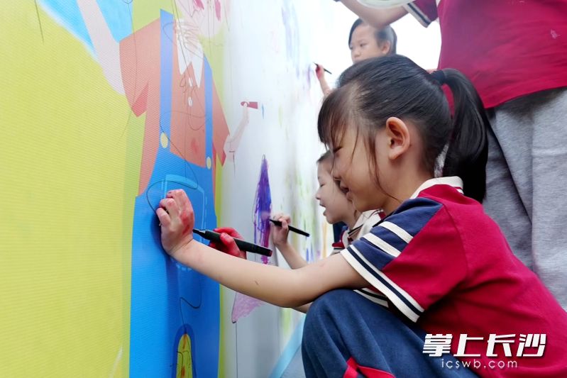 在《我的家园》主题涂鸦区，孩子们尽情涂画，将森林防火、火灾逃生等防灾理念融入画作。