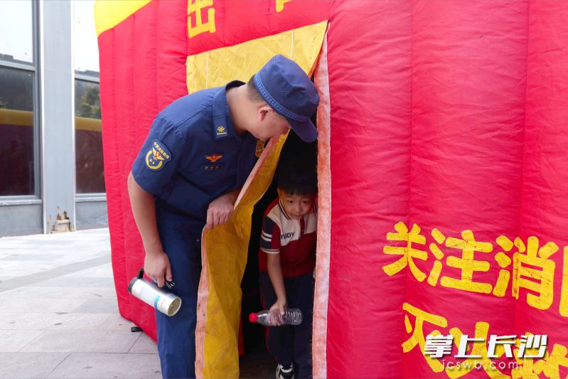 现场居民体验烟雾逃生帐篷。
