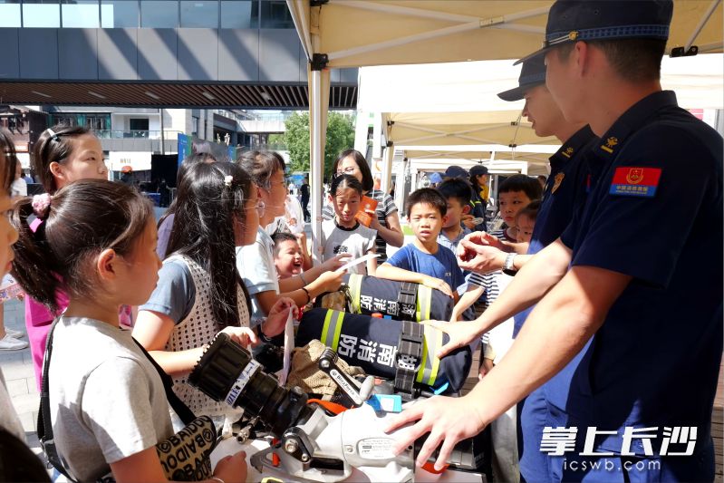 活动现场，各类防灾减灾救灾高精尖装备吸引许多小朋友到展台了解、体验。