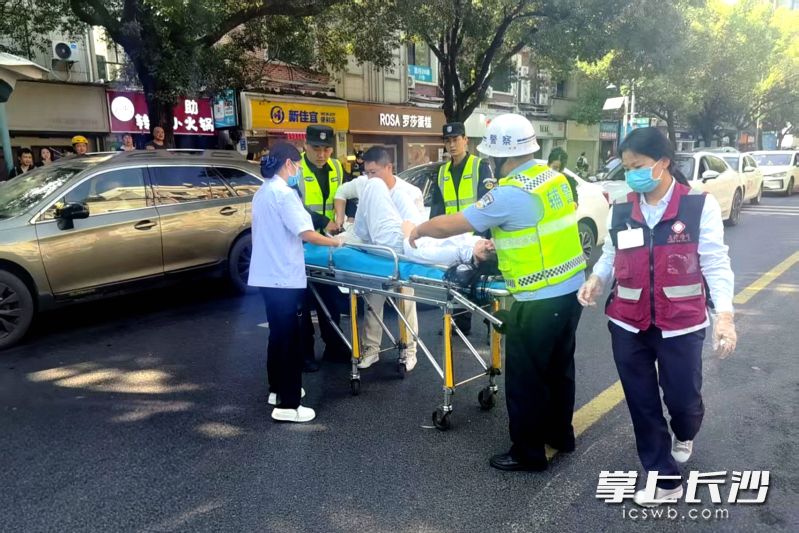 新区城管协助交警维持现场秩序,并护送受伤者前往医院。 新区城管协助交警维持现场秩序,并护送受伤者前往医院。