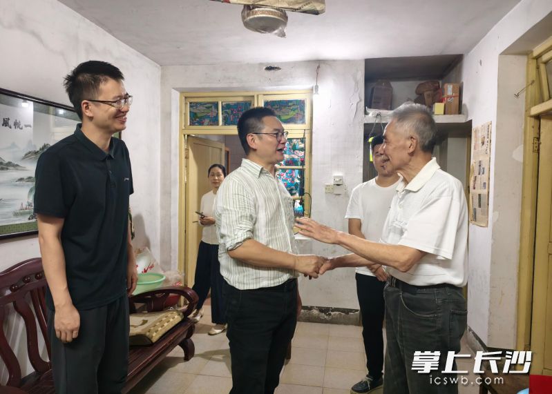 10月16日,湘江新区宣传工作部会同望月湖街道、“长沙好人”徐丽莎等好人模范,深入辖区开展“典型同行 守望相助”重阳节走访慰问活动。均为 通讯员 卢亚霞 供图 10月16日,湘江新区宣传工作部会同望月湖街道、“长沙好人”徐丽莎等好人模范,深入辖区开展“典型同行 守望相助”重阳节走访慰问活动。均为 通讯员 卢亚霞 供图