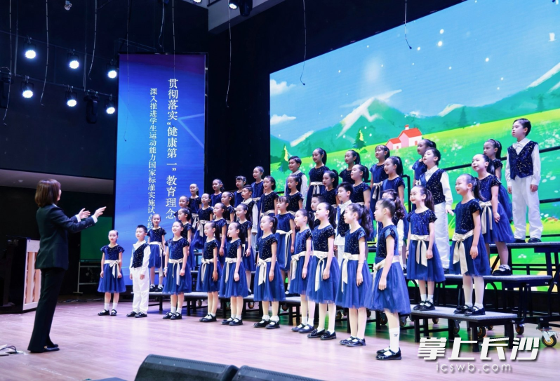 博才小学的同学们在交流会正式开始前表演合唱。 均为长沙晚报通讯员罗尧惠供图 博才小学的同学们在交流会正式开始前表演合唱。 均为长沙晚报通讯员罗尧惠供图