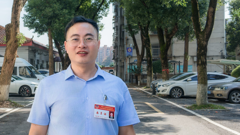 望城区政协委员、高塘岭街道党工委副书记、统战委员邓贤龙。长沙晚报全媒体记者 陈飞 摄