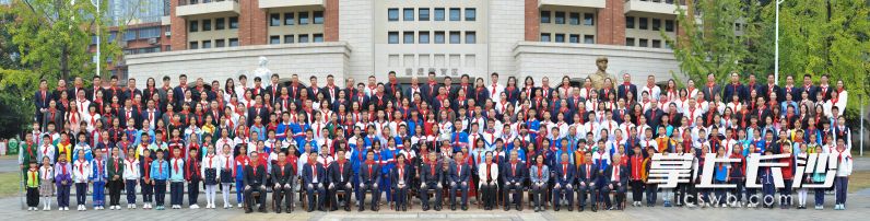 10月22日，中国少年先锋队长沙市第八次代表大会召开。会前，副省长、市委书记陈竞，市委副书记、市长陈博彰，共青团湖南省委书记叶妙与代表合影。 长沙晚报全媒体记者 郭雨滴 摄