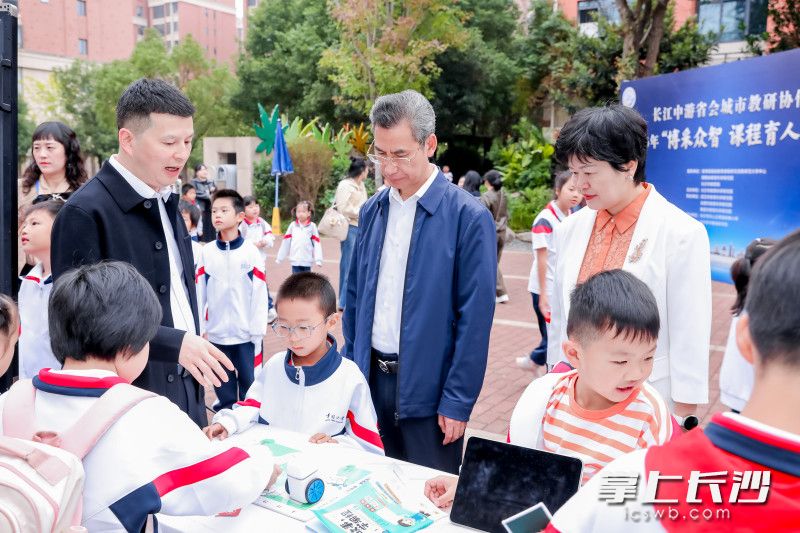 校园课程建设成果展吸引了与会人员的关注。均为长沙晚报通讯员戴春兰供图