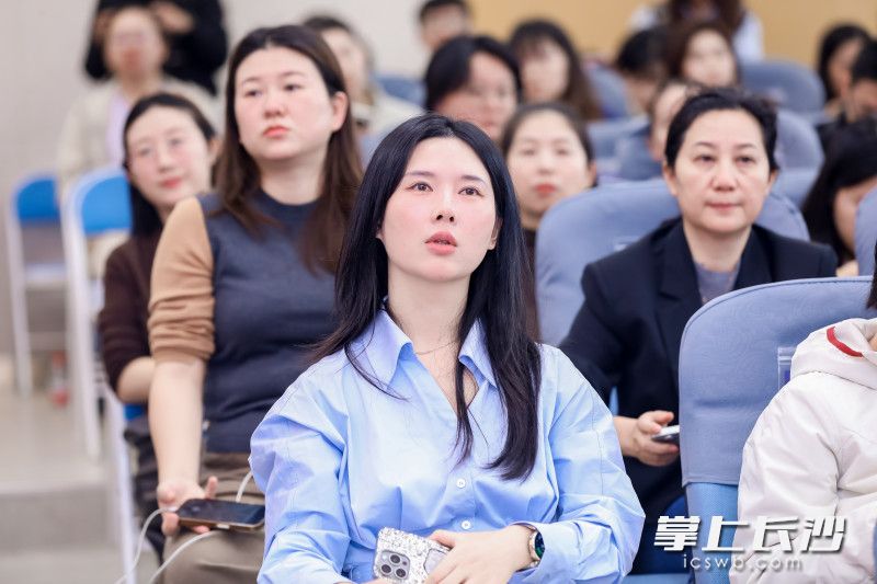 来自四城及重庆、湖南各市州的老师们专注聆听精彩的案例分享。