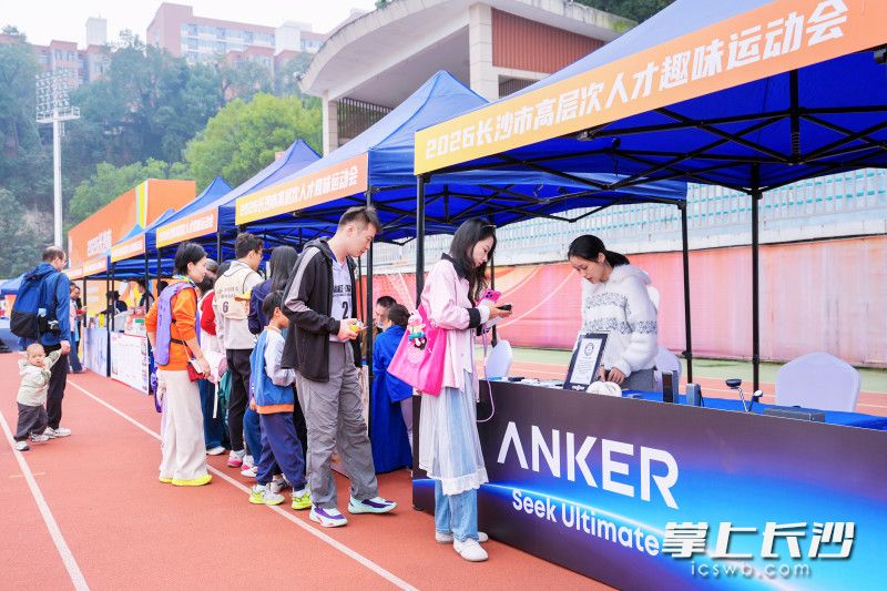 一旁集中展示长沙企业的创新产品，吸引诸多关注。