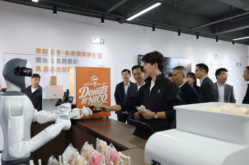 机器人服务与会嘉宾 均为主办方 供图 机器人服务与会嘉宾 均为主办方 供图