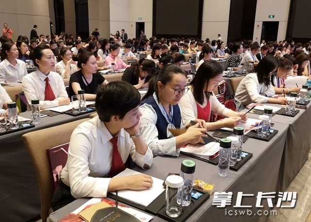 中国女律师职业发展论坛暨第二届长沙律师节系列活动今日在长沙市国金中心举行。   长沙晚报全媒体记者 谢春年 摄