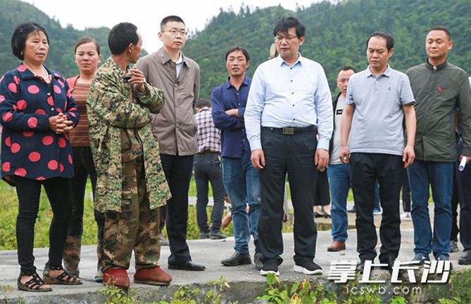 长沙学院博士团队走进田间地头。长沙晚报通讯员朱珊供图