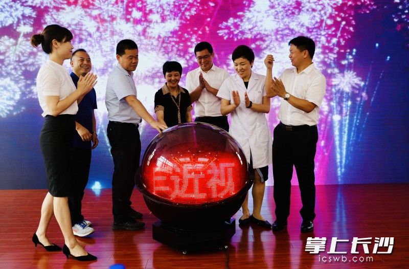 “浏阳市儿童青少年近视防控科普妈妈行”系列活动在关口街道占佳社区启动。均为长沙晚报全媒体记者 颜开云 摄
