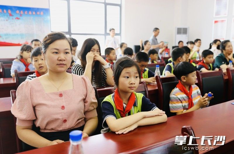 妈妈带着孩子一起来听近视防控讲座。