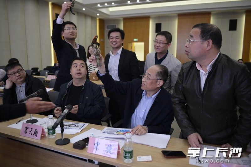 参加“创客中国”比赛时，评委们对叶传剑培育的澳龙十分感兴趣。受访方 供图