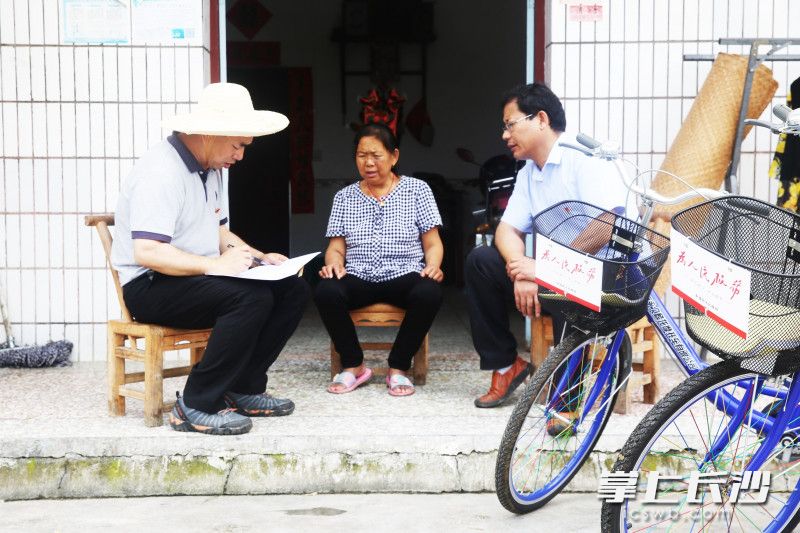 宁乡灰汤镇偕乐桥社区干部骑单车走访贫困户。长沙晚报全媒体记者 张禹 通讯员 喻新嗣 摄影报道