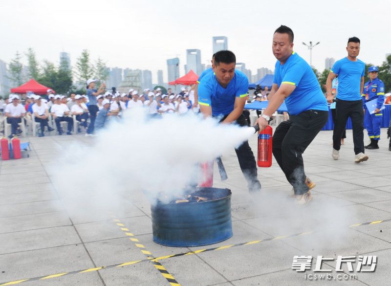 火灾扑救比武现场。长沙晚报全媒体记者 小刘军 摄