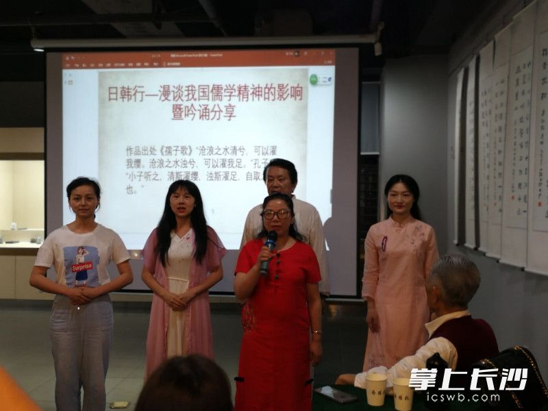 曹琴、李成功、廖美玲、柴瑜敏、何茜在吟诵《沧浪之水》。