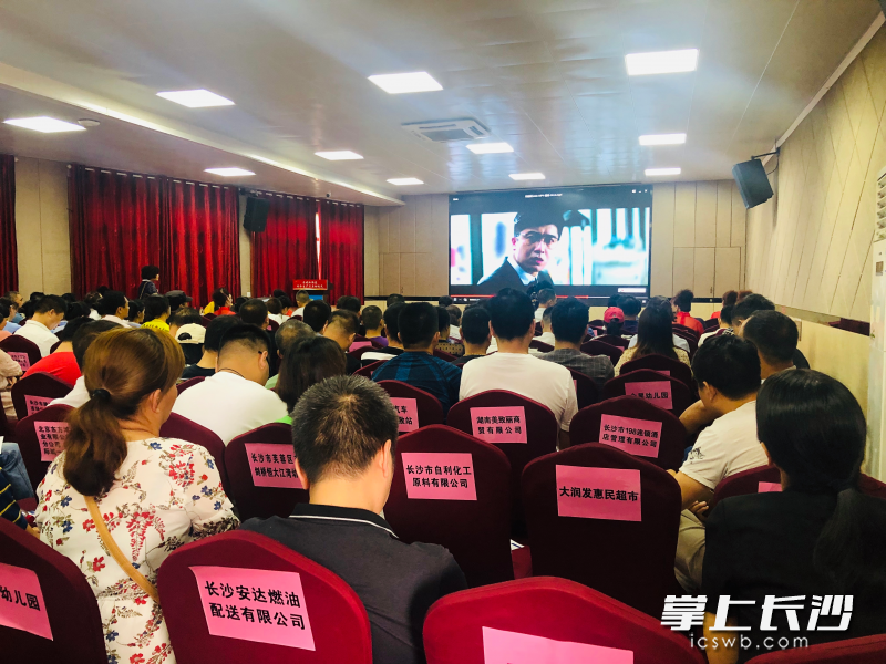 社区居民正在认真观看《安全生产警示片》。长沙晚报通讯员 朱端武 摄