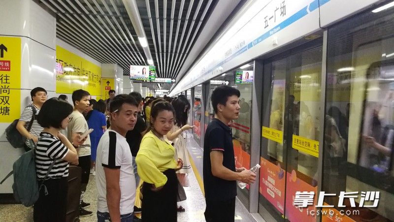 无论在长沙街头,还是地铁站点、公交站点,处处都能看到市民排队礼让的文明场景。长沙晚报全媒体记者 周柏平 摄 无论在长沙街头,还是地铁站点、公交站点,处处都能看到市民排队礼让的文明场景。长沙晚报全媒体记者 周柏平 摄