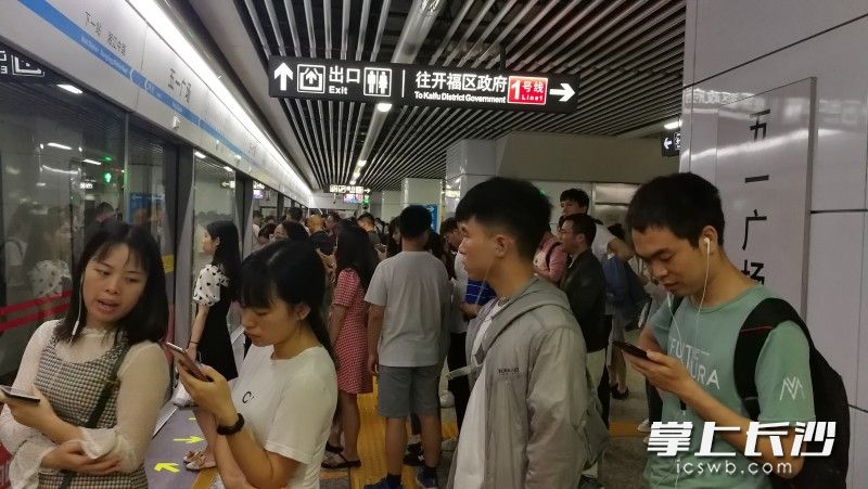 无论在长沙街头,还是地铁站点、公交站点,处处都能看到市民排队礼让的文明场景。长沙晚报全媒体记者 周柏平 摄 无论在长沙街头,还是地铁站点、公交站点,处处都能看到市民排队礼让的文明场景。长沙晚报全媒体记者 周柏平 摄