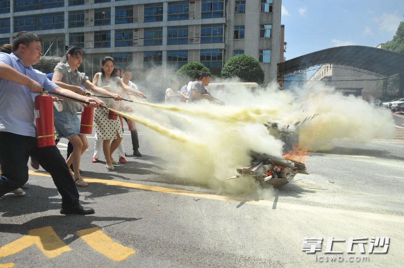 消防演练现场。  均为长沙晚报全媒体记者小刘军摄