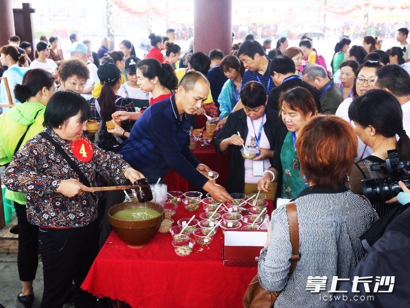 观众正在免费品尝沩山擂茶。长沙晚报通讯员 刘石江 摄