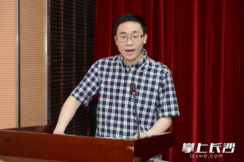 援非医疗队员的家属代表殷俊发言。照片由湖南省卫生健康委新闻处提供