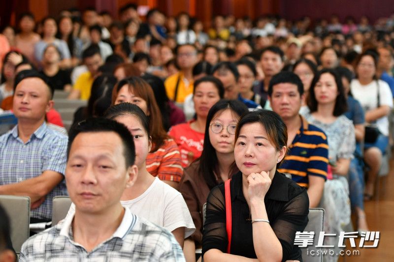 今日上午，长沙晚报2019年高考志愿填报公益大讲堂暨高招面对面公益宣传周第三场活动举行，现场人气火爆。　长沙晚报全媒体记者 王志伟 摄