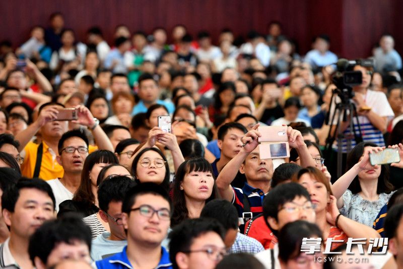 今日上午，长沙晚报2019年高考志愿填报公益大讲堂暨高招面对面公益宣传周第三场活动举行，现场人气火爆。　长沙晚报全媒体记者 王志伟 摄