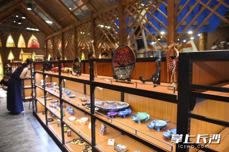 非洲商品展销馆内的非洲工艺品。长沙晚报全媒体记者余劭劼摄