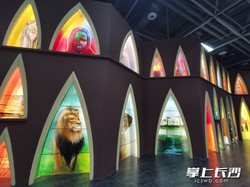 非洲商品展销馆内的壁画墙。长沙晚报全媒体记者余劭劼摄