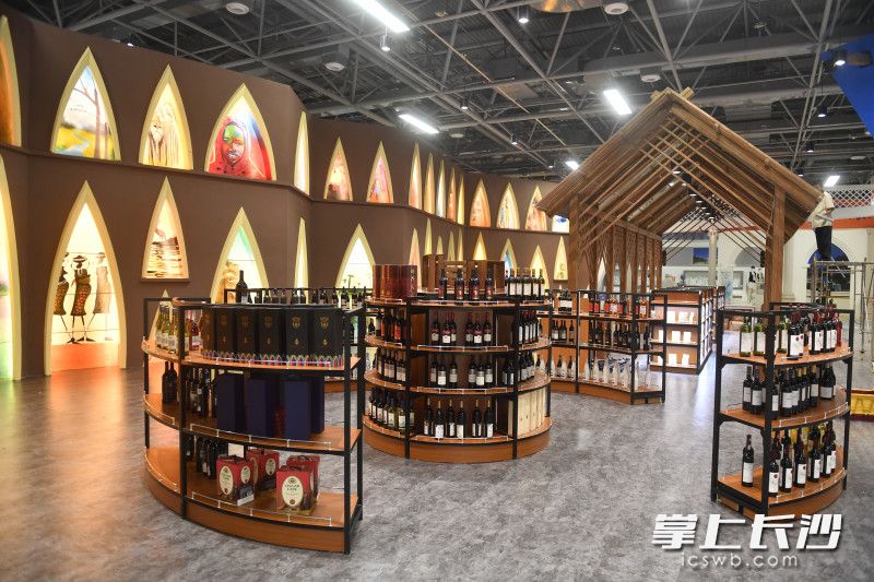 非洲商品展销馆内的红酒区。长沙晚报全媒体记者余劭劼摄