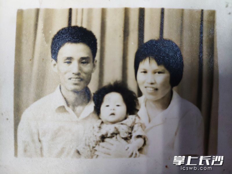 石雪晖教授（右）在女儿百日时，与丈夫和女儿合影，照了一个全家福。受访者供图