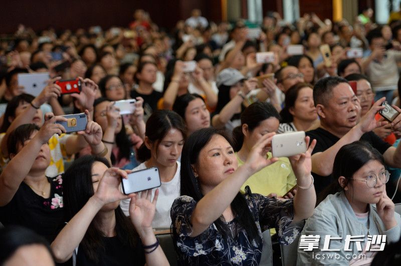 长沙晚报高招面对面暨高考志愿填报公益大讲堂活动创办于2018年，已经举办多届。举办期间，场场活动爆满。资料图