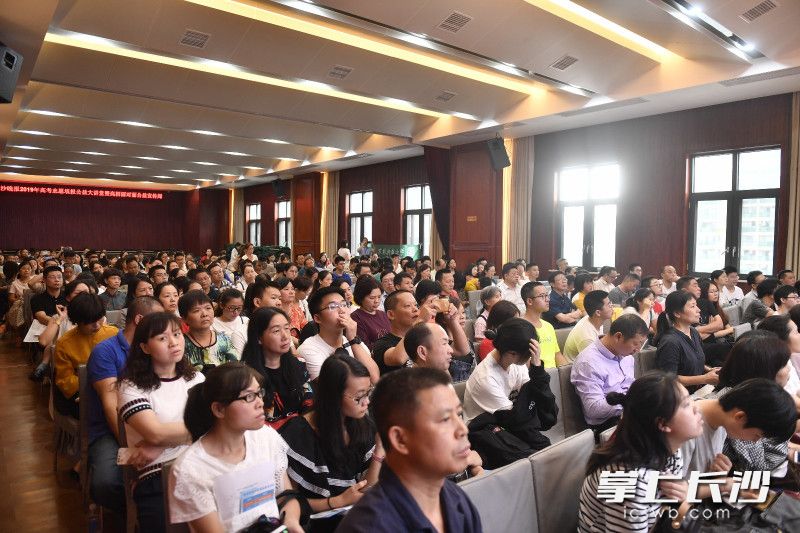 长沙晚报2019年高考志愿填报公益大讲堂暨高招面对面公益宣传周第二场活动今日举行。均为长沙晚报全媒体记者 余劭劼 摄