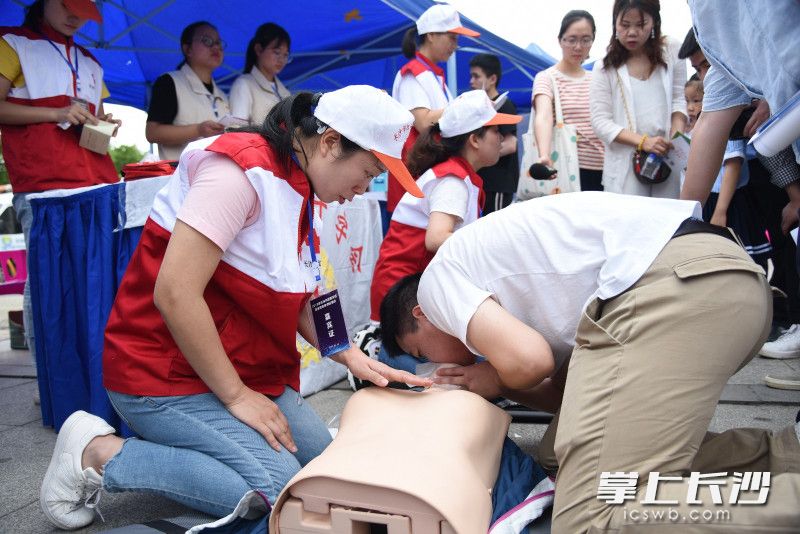 红十字会工作人员教市民学习口对口人工呼吸。