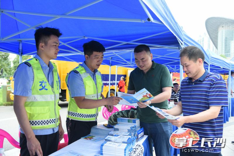 雨花交警大队民警向市民发放交通安全宣传材料。