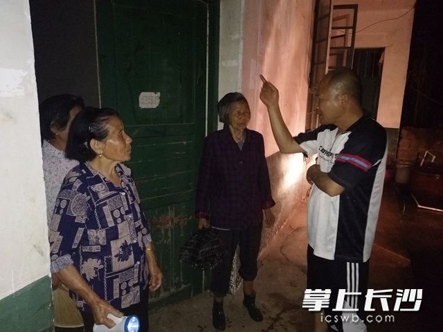 汛前入户提前转移群众。