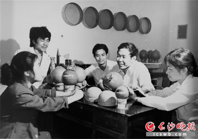 上世纪80年代,黎仲畦(右二)和同事们研究礼花弹产品。 长沙晚报全媒体记者 颜开云 翻拍 上世纪80年代,黎仲畦(右二)和同事们研究礼花弹产品。 长沙晚报全媒体记者 颜开云 翻拍