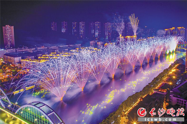 一河诗画,满城烟花。2019年5月10日,第十四届中国(浏阳)国际花炮文化节开幕式上,浏阳市浏阳河城区段水上焰火璀璨夺目。 长沙晚报通讯员 邓霞林 摄 一河诗画,满城烟花。2019年5月10日,第十四届中国(浏阳)国际花炮文化节开幕式上,浏阳市浏阳河城区段水上焰火璀璨夺目。 长沙晚报通讯员 邓霞林 摄