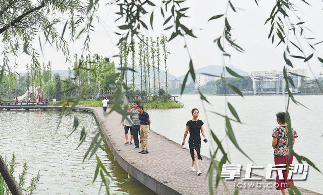 随着《长沙市文明行为促进条例》的实施，越来越多的市民从自身做起，为城市之美奉献个人力量，让愈加美好的城市环境里，涌现更多的“文明风景”。 均为长沙晚报全媒体记者 周柏平 摄