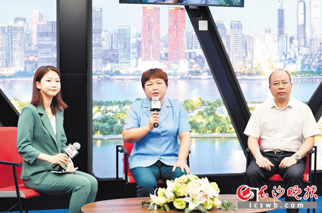 6月13日上午，长沙市司法局党委书记、局长尹小英（中）做客长沙晚报融媒体中央厨房，畅谈司法行政系统优化营商环境问题，并与企业家代表及网友进行交流。长沙晚报全媒体记者 余劭劼 摄