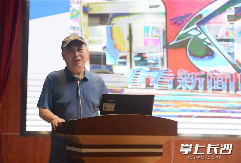复旦大学培训班班长、长沙晚报报业集团党委委员、副总编辑李万寅在分享交流学习心得。