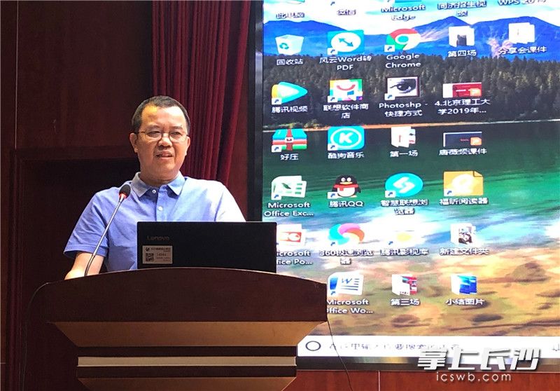 长沙晚报报业集团副总经理何芳明在分享交流学习心得。