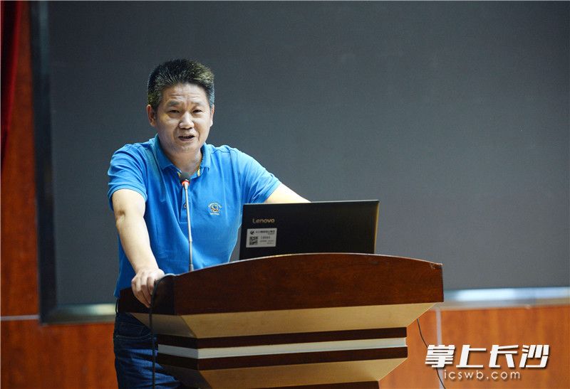 长沙晚报编委兼时政新闻部主任苏毅在分享交流学习心得。