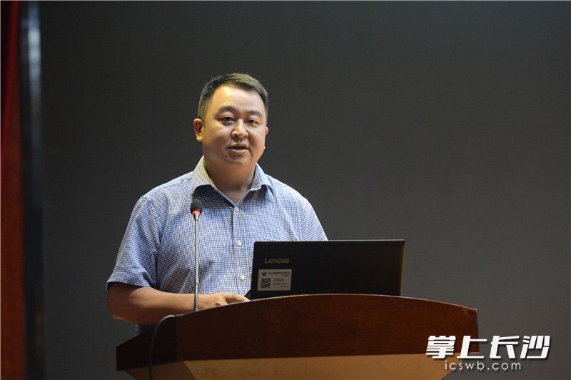 长沙晚报编委兼发行公司总经理樊光祥在分享交流学习心得。